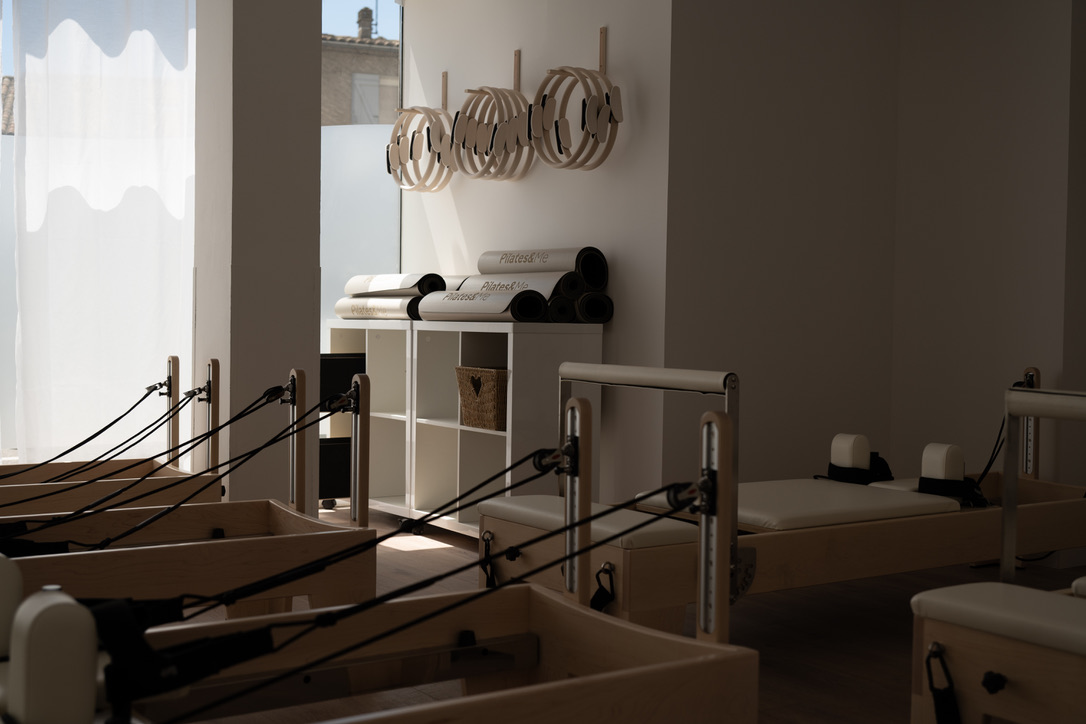 Reformers professionnels et accessoires de Pilates rangés dans le studio LOUMA